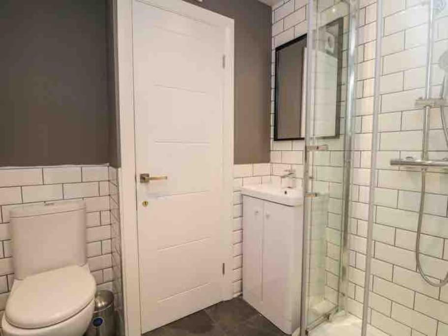 Quarry House,chic And Quirky 3 Storey Home, Access Apartment