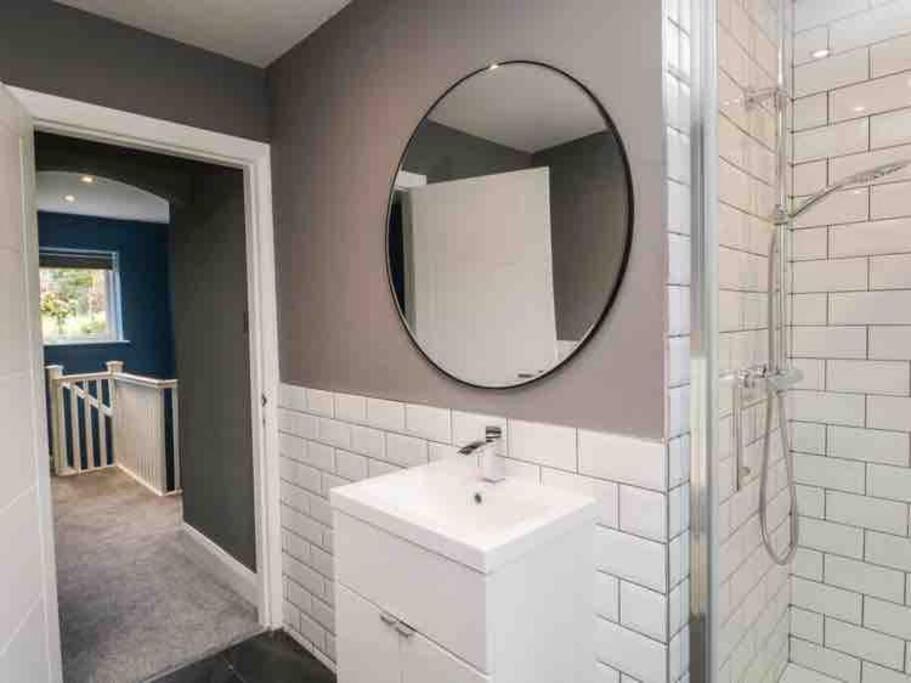 Quarry House,chic And Quirky 3 Storey Home, Access *